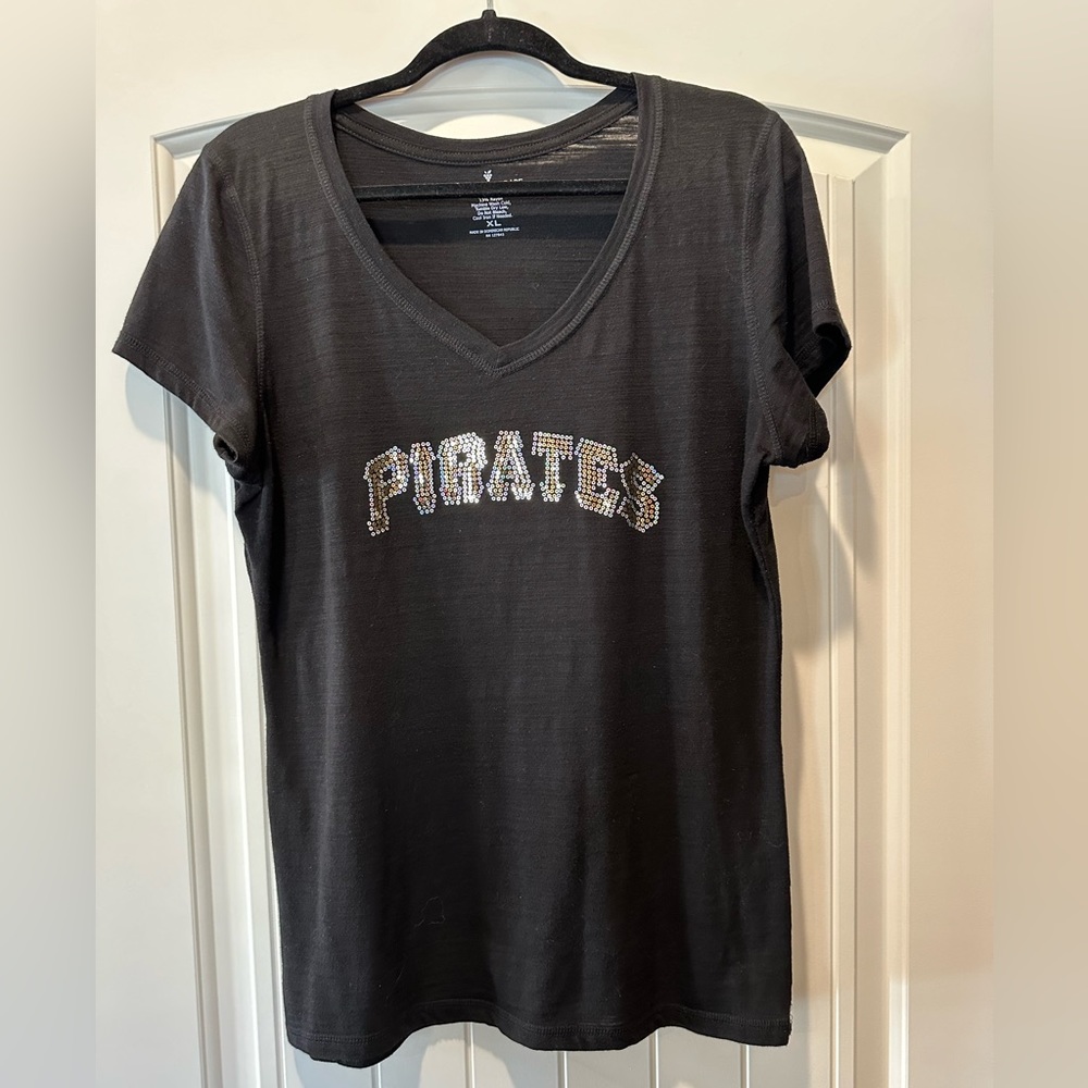 PITTSBURGH PIRATES WOMEN’S SHORT SLEEVE V-NECK EMBELLISHED TEE. SIZE X-LARGE.